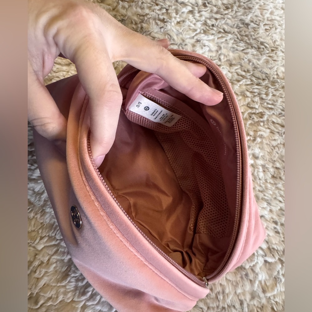 lululemon athletica feeling ready pouch - 3.5L, velour in pink pastel - Picture 5 of 8